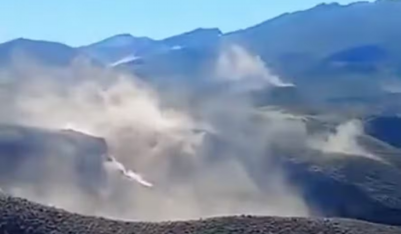 terremoto de magnitude 7,5 atinge sul do Chile e Argentina, foto mostra poeira em colinas no sul do Chile