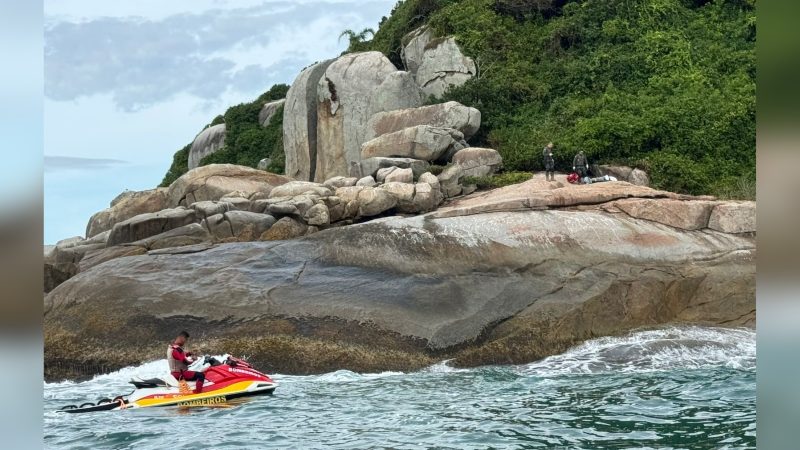 Naufrágio em São Francisco do Sul Imagem de bombeiro indo buscar pescadores envolvidos em naufrágio em São Francisco do Sul