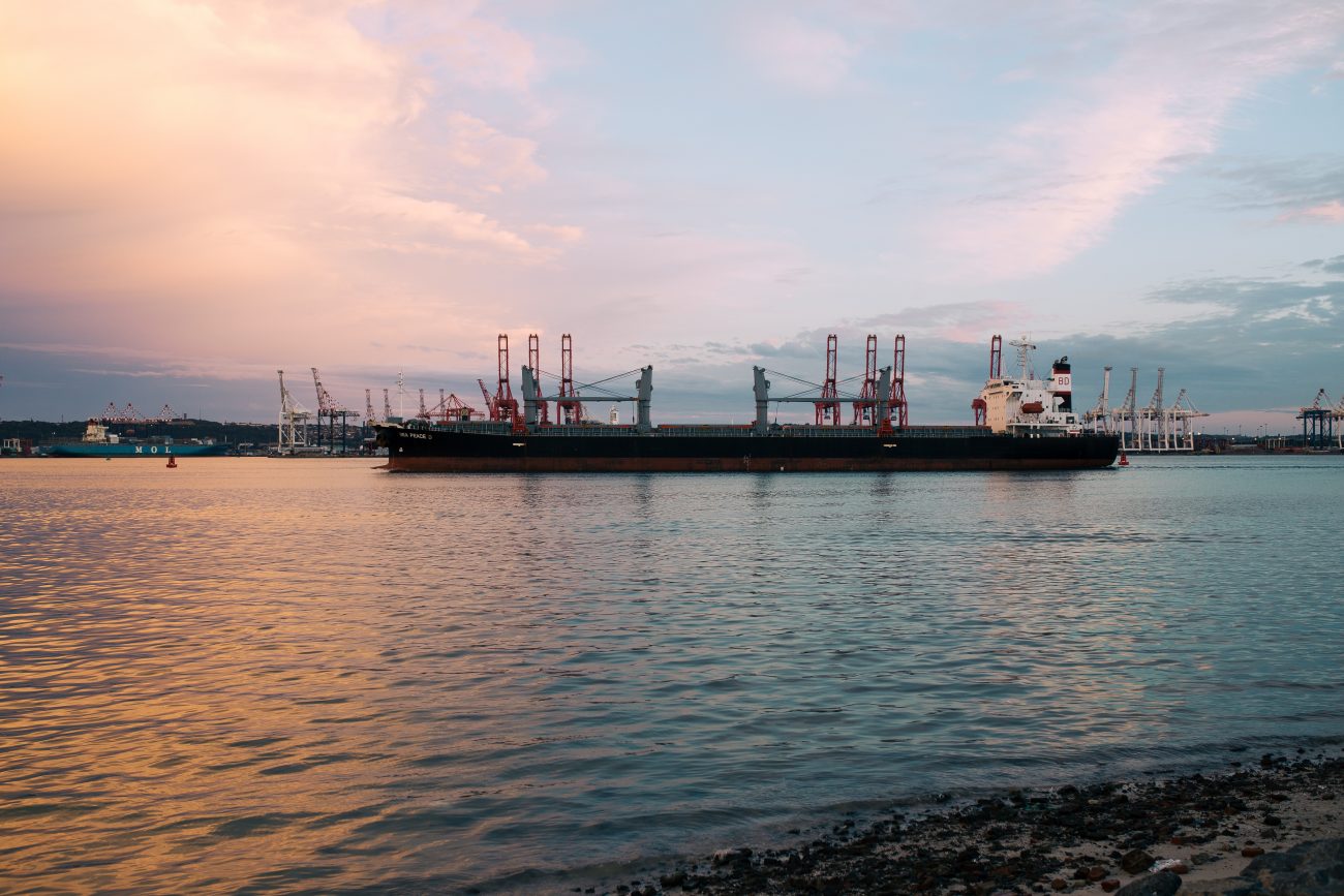 navio cargueiro em porto navio cargueiro em porto