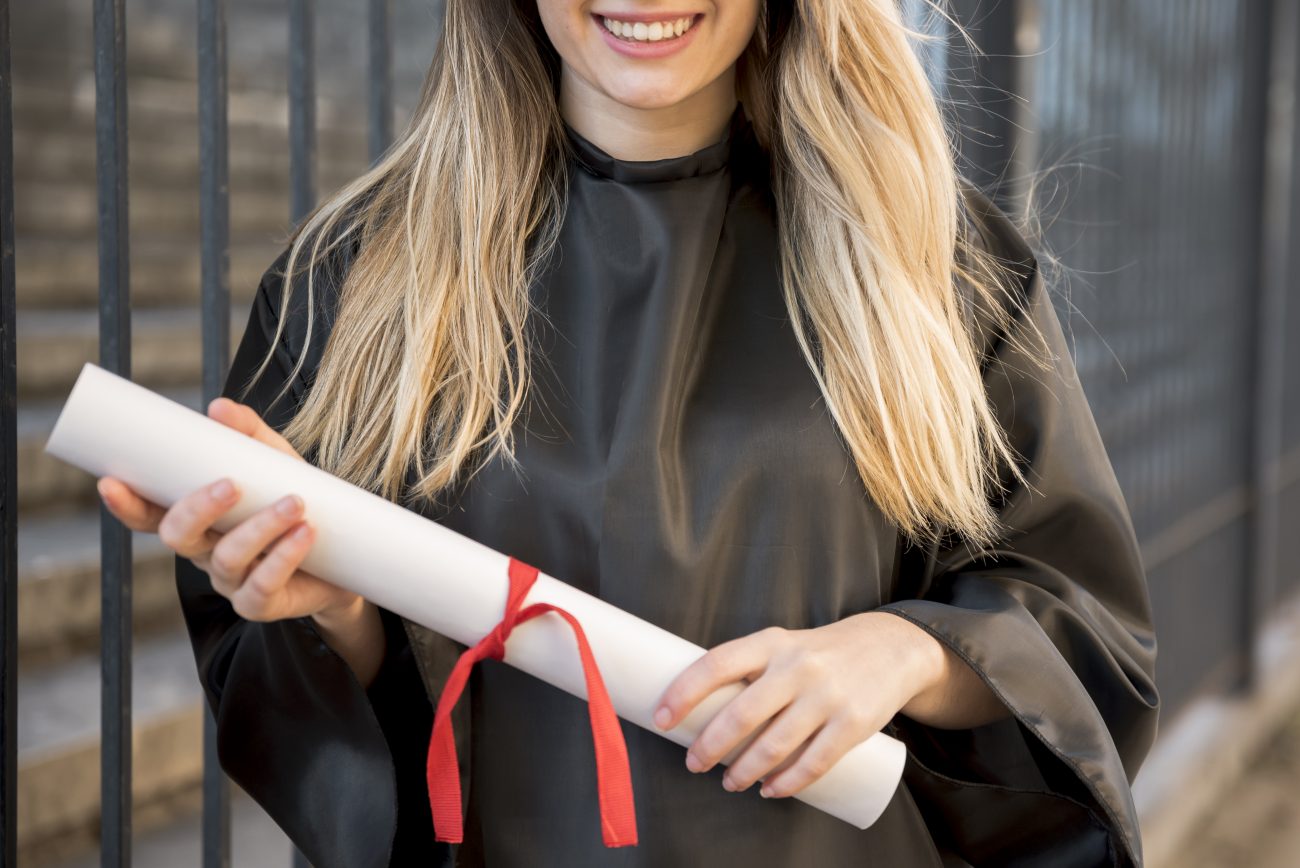 mulher com diploma em mãos mulher com um dos diplomas com mais poder no mercado atual