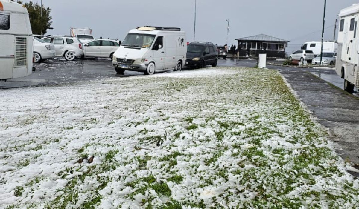 Nevasca pintou o chão de cidades da Serra catarinense