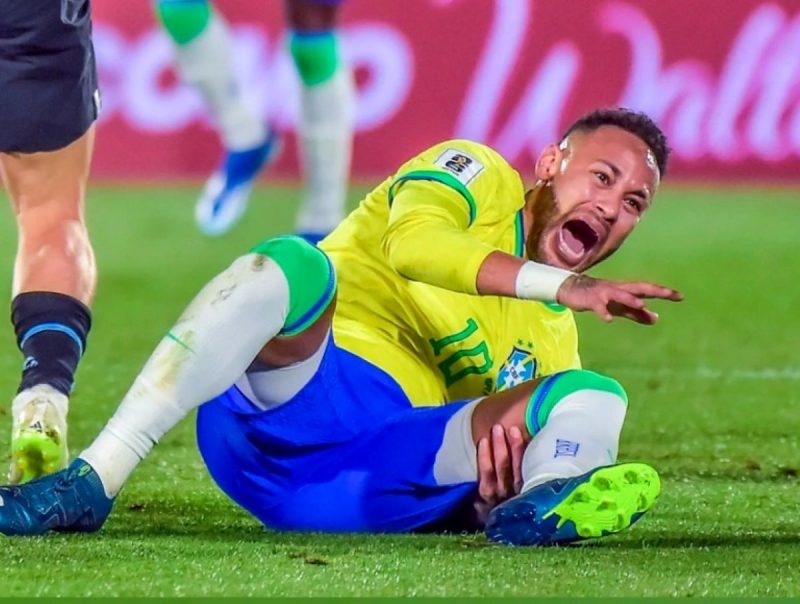 Neymar teve temporada comprometida por conta de lesão de LCA (Ligamento Cruzado Anterior)