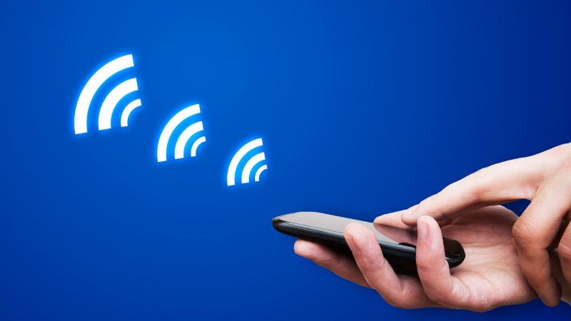 imagem de celular pegando NFC
