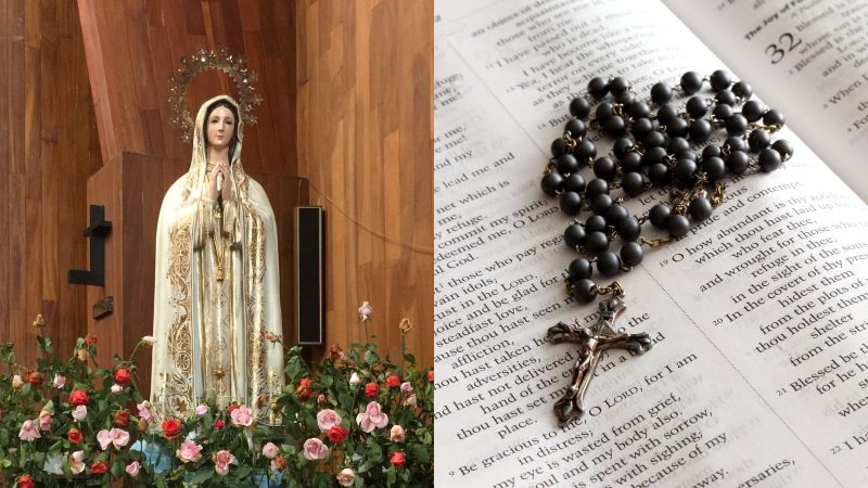 Nossa Senhora de Fátima Imagem de Nossa Senhora de Fátima em um altar de flores, dentro de uma igreja revestida de madeira. Ao lado, tem uma imagem de uma bíblia aberta com um terço preto em cima.