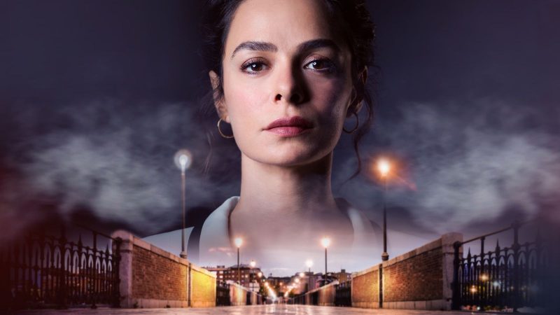"Força de Mulher" está disponível na Max! Imagem mostra o cartaz de divulgação da novela turca "Força de Mulher", onde aparece uma rua embaixo e em cima o rosto da personagem principal.