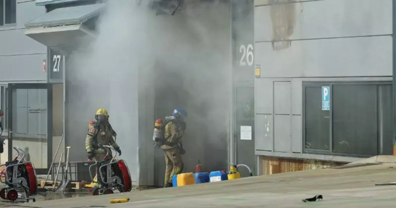 Incêndio Imagens de bombeiros apagando uma nuvem tóxica na Espanha, para mostrar como foi o incêndio
