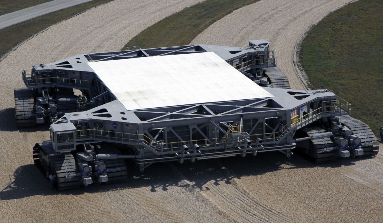 veículo da NASA para transportar foguetes veículo monstro da NASA que transporta foguetes