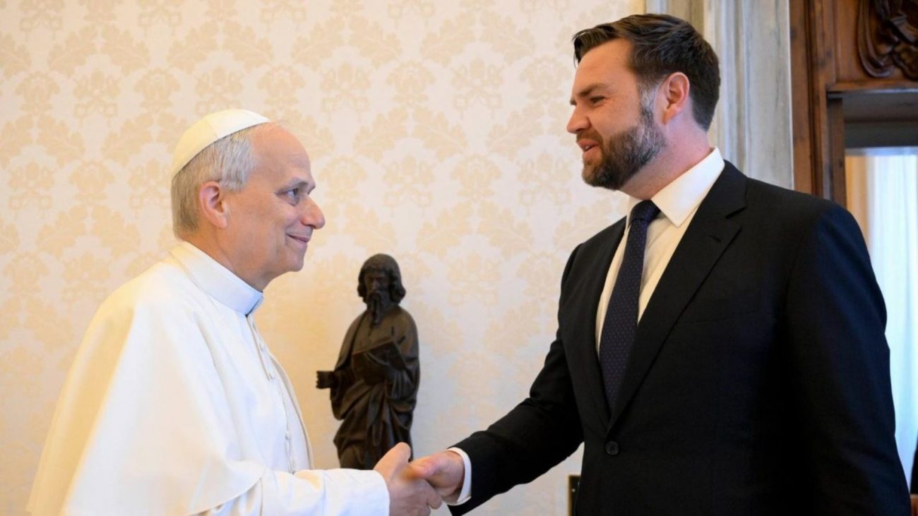 O Papa Leão XIV aperta a mão do vice-presidente dos EUA, Vance O Papa Leão XIV aperta a mão do vice-presidente dos EUA, Vance