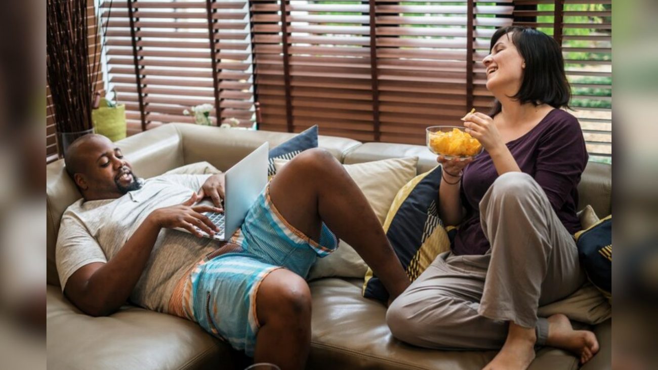 Não ultrapasse o limite no tempo de hospedagem: se você for hóspede, nunca fique tempo demais. Combine com o dono da casa, com antecedência, os dias que pretende ficar. Esse cuidado evita mal-entendidos e facilita a organização da casa e dos compromissos do anfitrião. - Freepik/ND