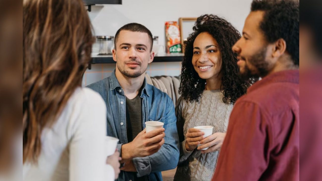Evite palavras inadequadas: evite palavrões e expressões ofensivas. Procure usar uma linguagem mais respeitosa e adequada ao ambiente e ao grupo de pessoas que você está conversando. - Freepik/ND