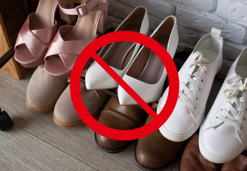 Sapatos em uma grade de sustentação