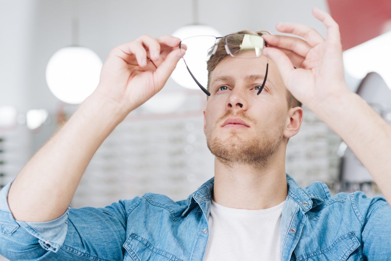 Homem testando os óculos Homem testando os óculos