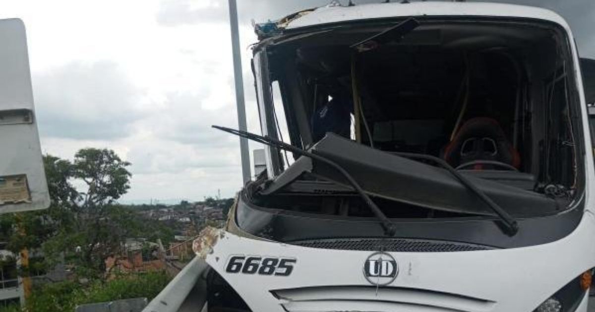 Ônibus quebrado Imagem de um novo angulo do ônibus quebrado, para fazerreferência as informações sobre as causas do acidente
