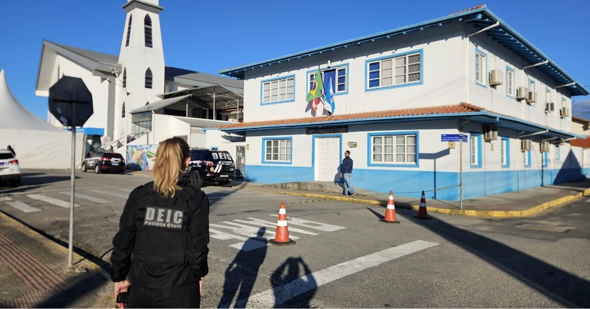 Foto de policial em frente à Prefeitura de Garopaba durante operação 