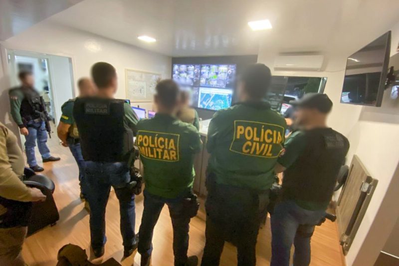 policiais durante cumprimento da operação contra organização criminosa policiais durante cumprimento da operação contra organização criminosa