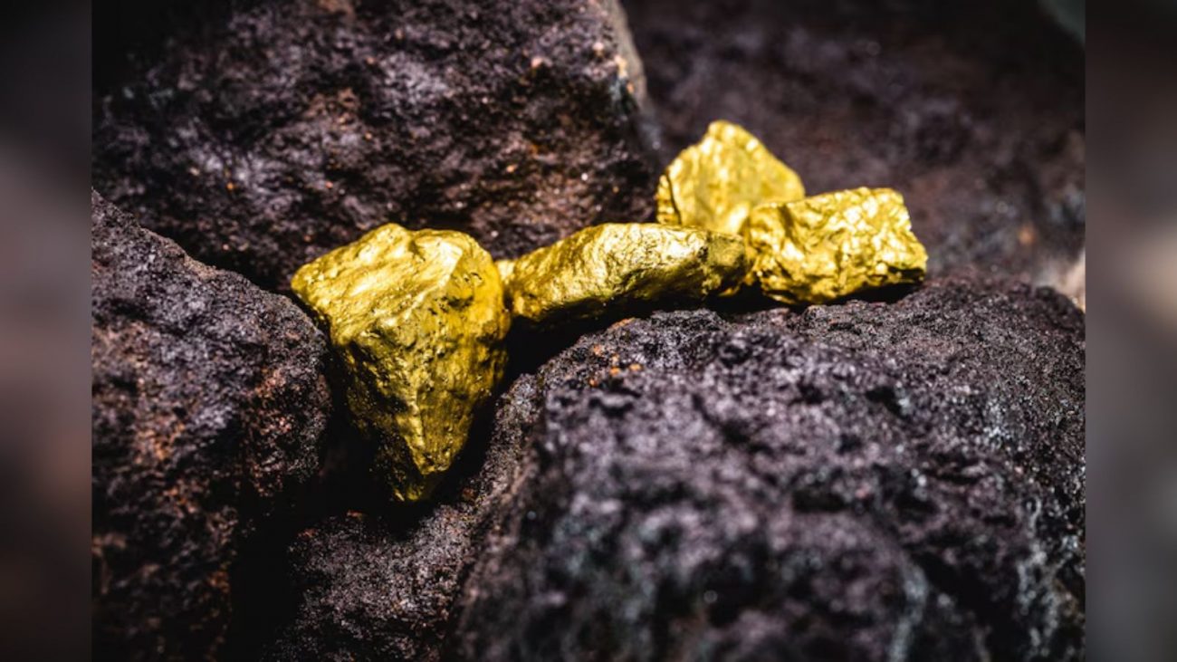 Imagem de ouro em meio pedras 
