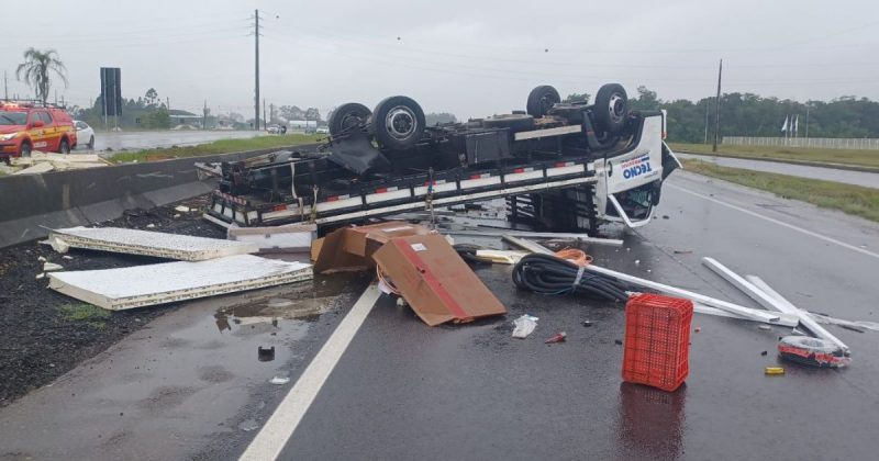 Acidente com caminhão interdita faixa da BR-101, em Araquari Acidente com caminhão tombado que interditou faixa da BR-101, em Araquari