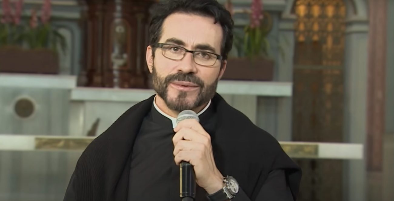 foto do padre Fábio de Melo com um microfone Padre Fábio de Melo com um microfone