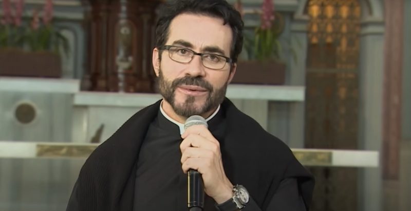 Padre Fábio de Melo Padre Fábio de Melo critica atendimento de loja em Joinville