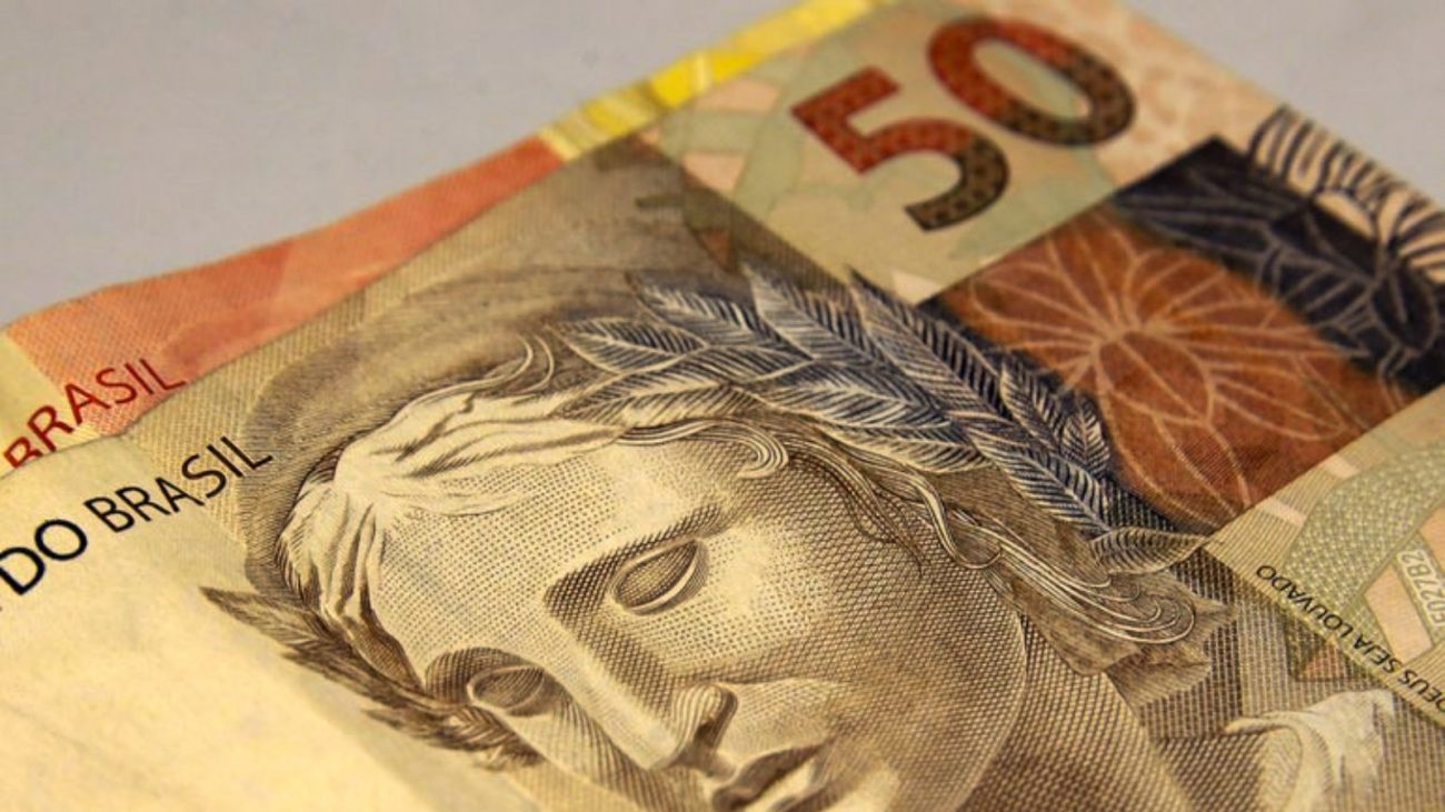 Venezuelano acha R$ 1 mil na rua e localiza dona pelo Facebook em SC