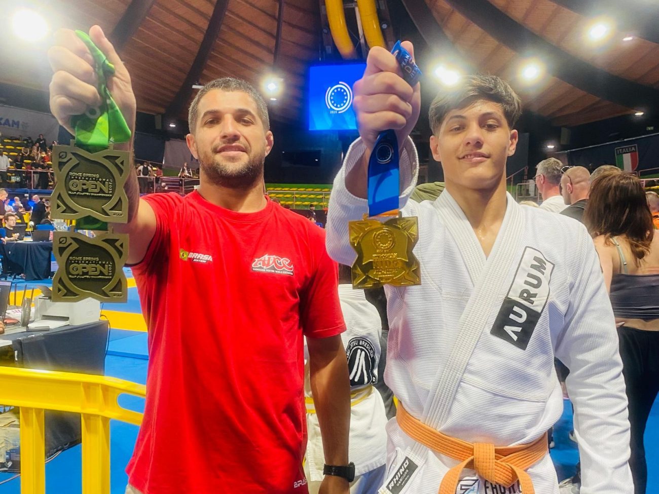 Pai e filho lutadores com medalhas no torneio de jiu-jítsu Pai e filho lutadores com medalhas no torneio de jiu-jítsu