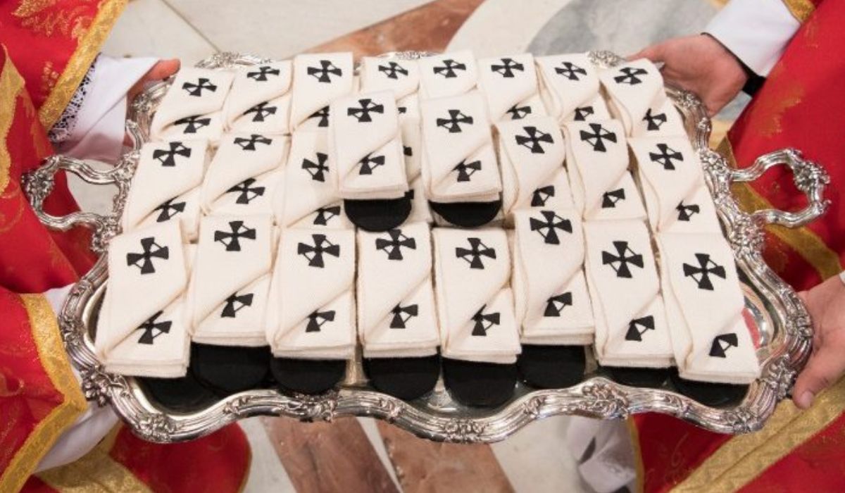 Pálios Conjunto de pálios brancos em bandeja de prata