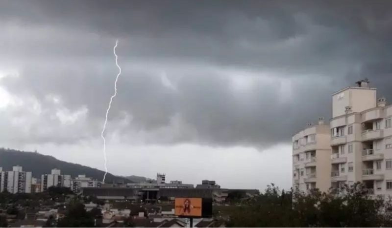 Tempestade com raio em Florianópolis Frente fria deve atingir SC nos próximos dias
