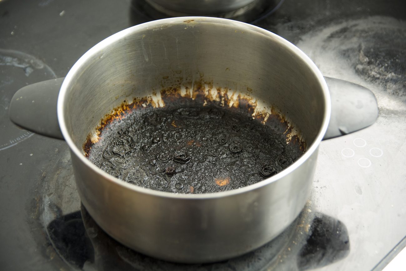 Panela queimada com fundo preto