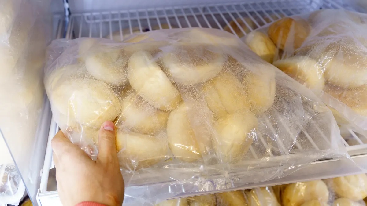 pão mulher a congelar pão