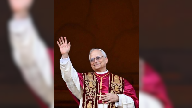 Papa Leão XIV Papa Leão XIV, na sacada da Basílica de São Pedro, em suas roupas de apresentação
