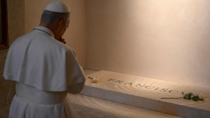 Papa Leão XIV reza em frente ao túmulo de Francisco Papa Leão XIV reza em frente ao túmulo de Francisco