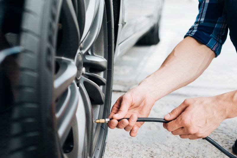 na foto aparece uma pessoa que precisa saber quando calibrar os pneus do carro na foto aparece uma pessoa que precisa saber quando calibrar os pneus do carro