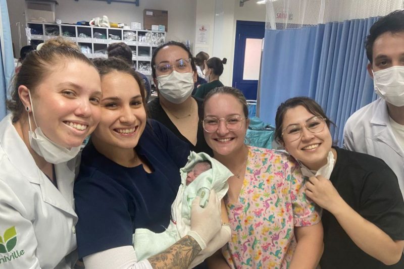 Equipe com o bebê Brian. A mãe conta que foi o parto mais rápido que ela teve.