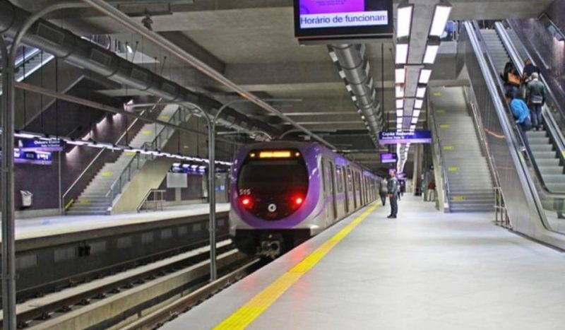 Homem morre preso entre a porta do metrô e plataforma em SP Homem morre preso entre a porta do metrô e plataforma em SP, foto mostra metrõ linha lilás