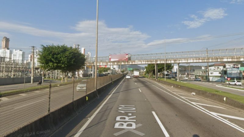 Passarela em Balneário Camboriú Foto mostra passarela de pedestres em rodovia de Balneário Camboriú com um dos painéis publicitários
