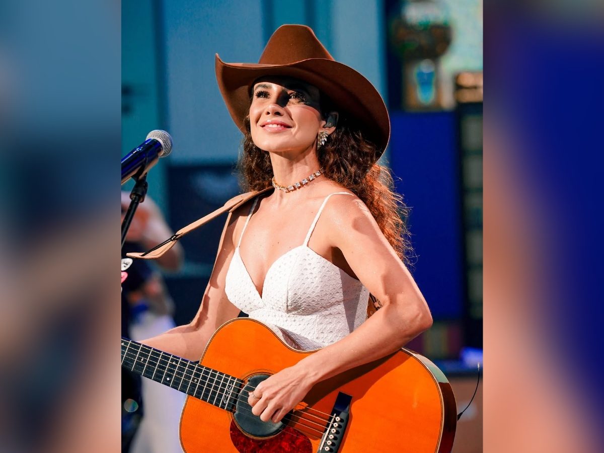 Paula Fernandes de bumbum de fora 'sou poesia à beira mar'