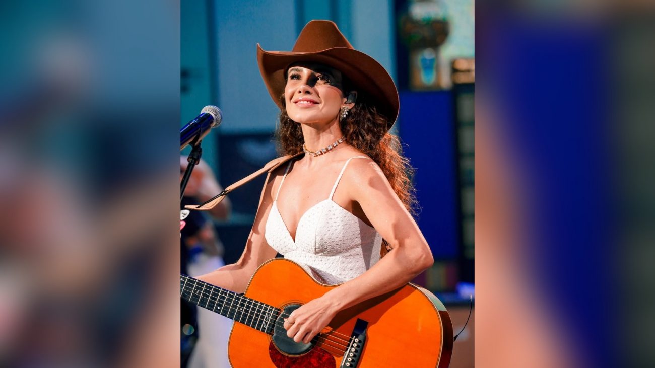 Paula Fernandes Imagem de Paula Fernandes segurando violão
