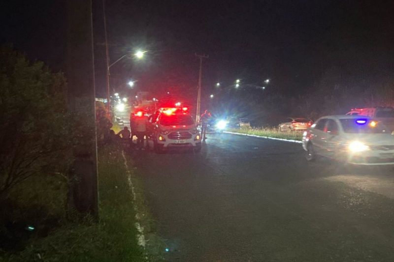 Homem morre e policial militar fica ferida após atropelamento durante socorro em SC Homem morre e policial militar fica ferida após atropelamento durante socorro em SC