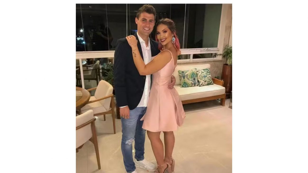 Pedro Rezende e Virgínia Fonseca Foto mostra o youtuber Pedro Rezende abraçado com a influenciadora Virgínia Fonseca. Ela aparece de vestido rosa curto, maquiada e com as pontas do cabelo rosa. Ele aprece de calça jeans, tênis branco e um blaser escuro por cima de uma camisa branca.
