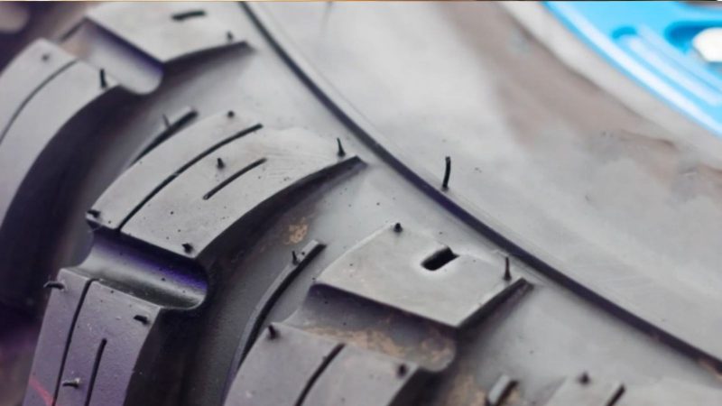 na foto aparece os pelos dos pneus de uma roda de um carro na foto aparece os pelos dos pneus de uma roda de um carro