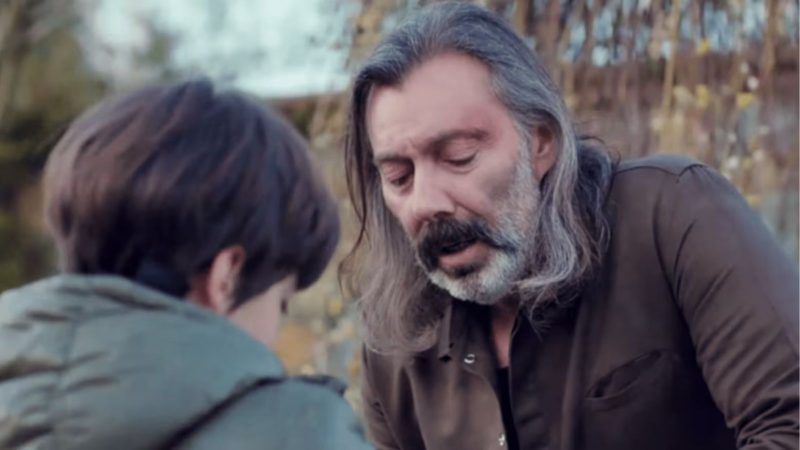 "Força de Mulher" Imagem mostra uma cena da novela "Força de Mulher" com dois personagens contracenando em um fundo desfocado que aparenta ser um local aberto.