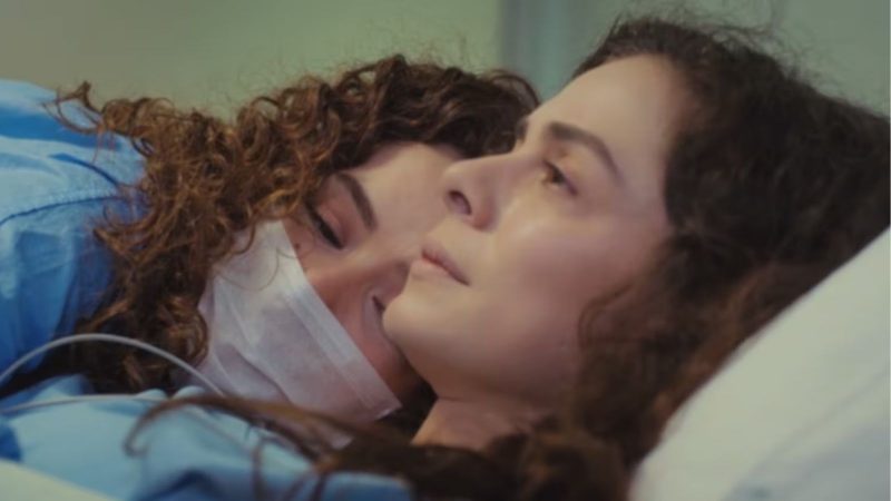 "Força de Mulher" é uma novela turca Imagem mostra cenas da novela turca "Força de Mulher", onde duas personagens estão deitadas no leito de um hospital.
