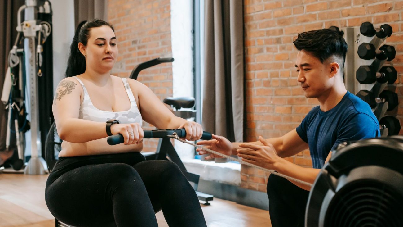 Mulher treinando com personal trainer Mulher treinando com personal trainer