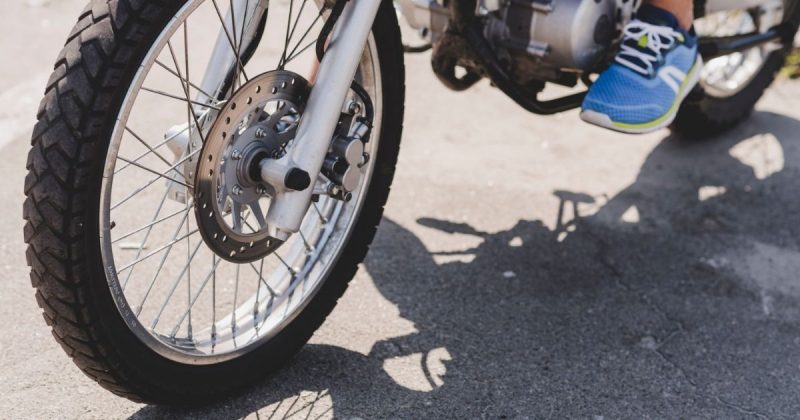 Fugir de moto Adolescente recebe voz de prisão após fugir de moto em alta velocidade