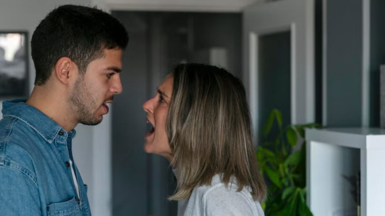 Imagem de duas pessoas discutindo