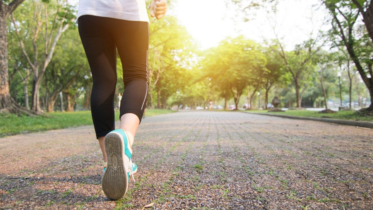 na foto aparece uma mulher fazendo exercício físico para melhorar a pressão arterial 