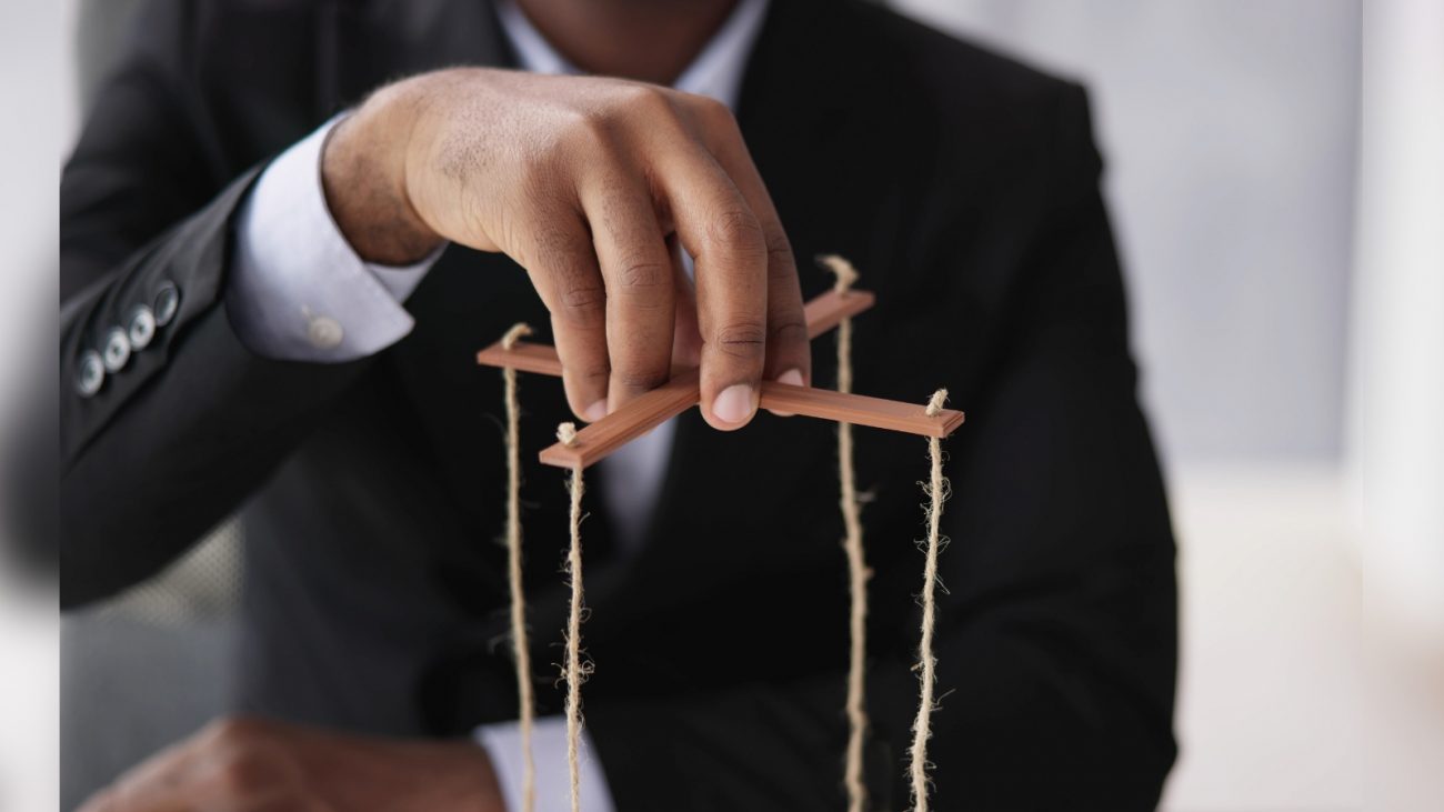 Pessoa segurando madeiras com fios 