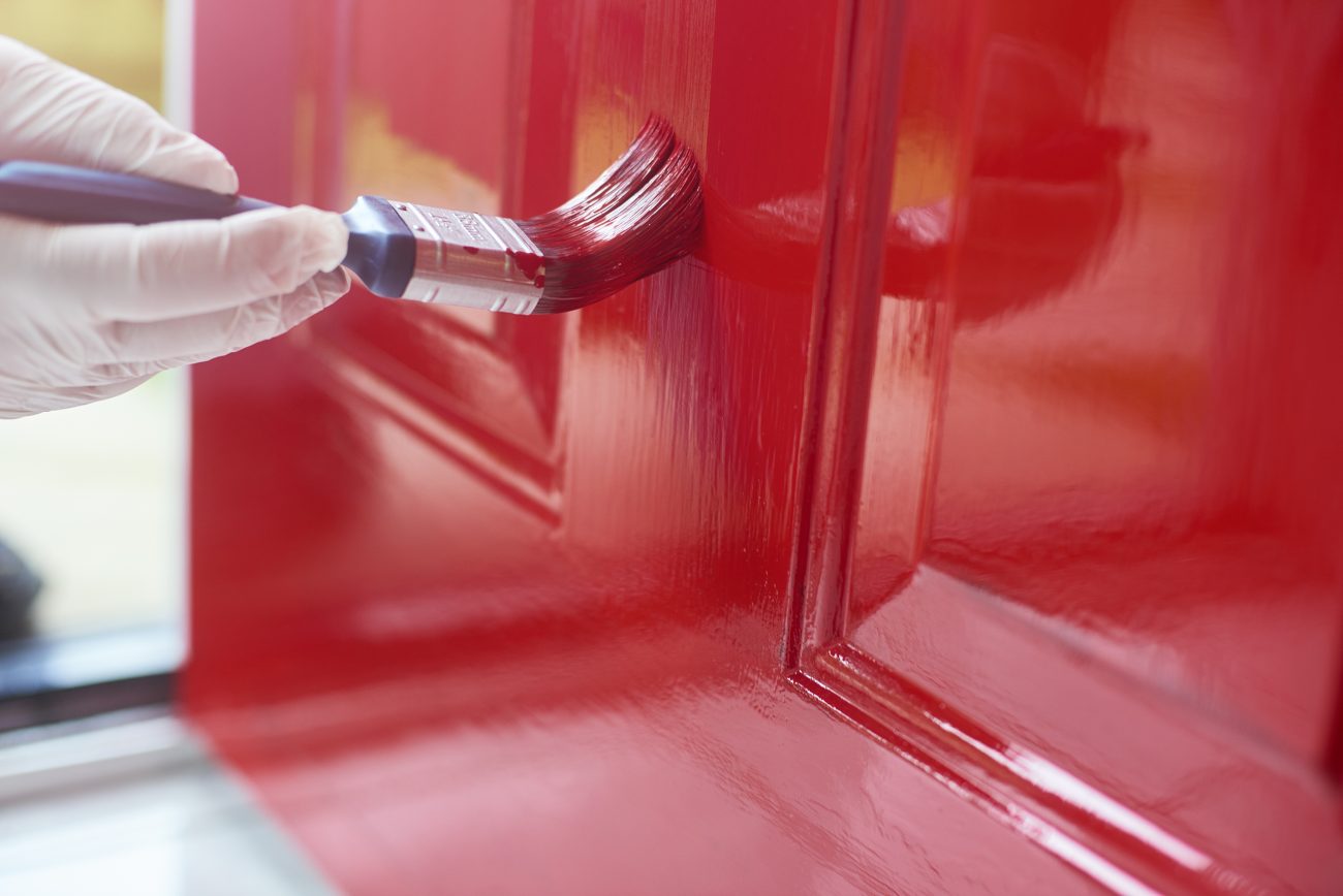 Pintar uma porta pode transformar completamente a entrada da sua casa com pouco esfor&ccedil;o&nbsp;– Foto: Getty Images/iStockphoto/ND