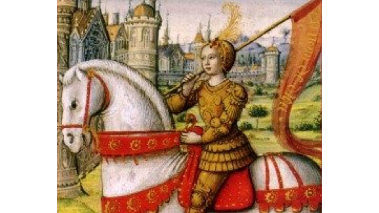 Imagem mostra uma pintura de Joana D'Arc realizada em 1504. Ela aparece com uma armadura, montada em um cavalo branco com celas vermelhas, e uma bandeira vermelha no ombro. 