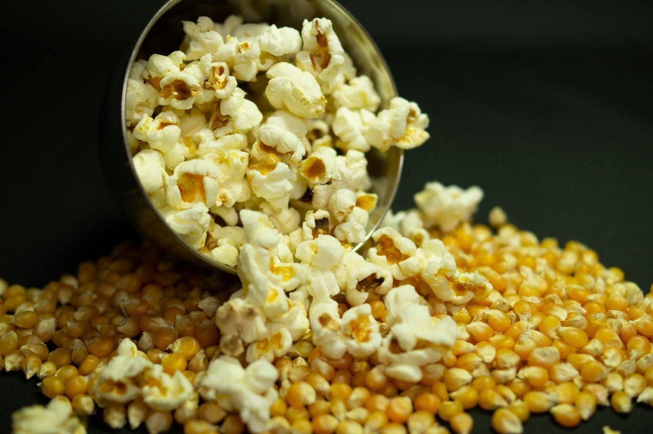 Pipoca de cinema Pipoca de cinema sobre milhos